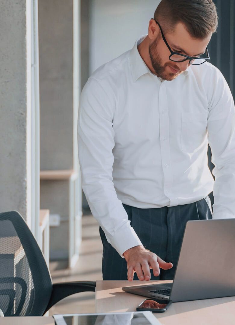 Business professional using laptop at modern workspace – Neutrinos